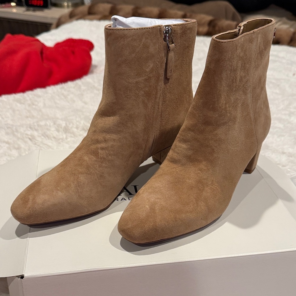 Lauren/Ralph Lauren Tan Suede 100% leather Ankle Boots